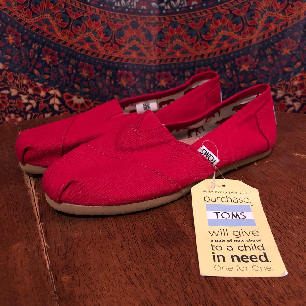 NWT Women’s Red Toms Size 6.5